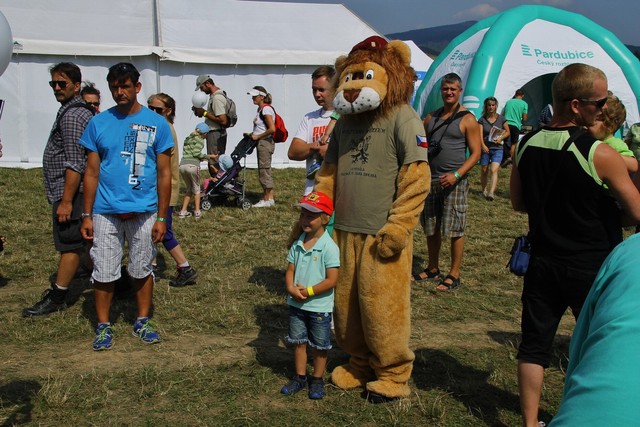 Diváci se zajímali také o projekty podporující AČR, na snímku Lvíček Míra, díky kterému mohli čeští vojáci předat pomoc afghánským dětem