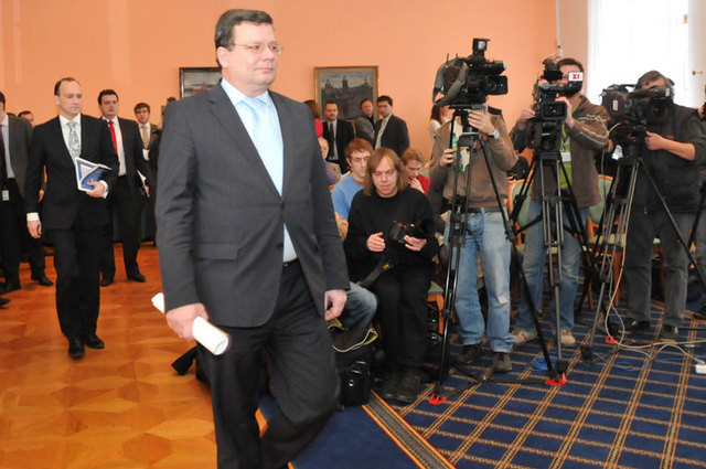 Ministr obrany Alexandr Vondra přichází na tiskovou konferenci