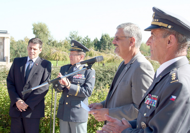 Výstavu slavnostně zahájili (zleva): Michael Hrbata, náměstek MO ČR, generál František Padělek, Milouš Červencl, ředitel Památníku Lidice a plukovník v. v. Oldřich Rampula, předseda Svazu letců ČR