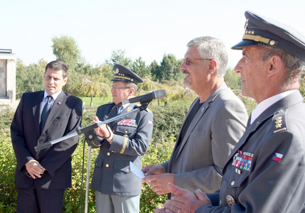 Výstavu slavnostně zahájili (zleva): Michael Hrbata, náměstek MO ČR, generál František Padělek, Milouš Červencl, ředitel Památníku Lidice a plukovník v. v. Oldřich Rampula, předseda Svazu letců ČR