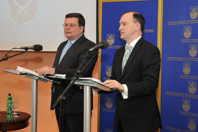 Z tiskové konference, které se spolu s ministrem obrany zúčastnil generální sekretář MO Jan Vylita 1