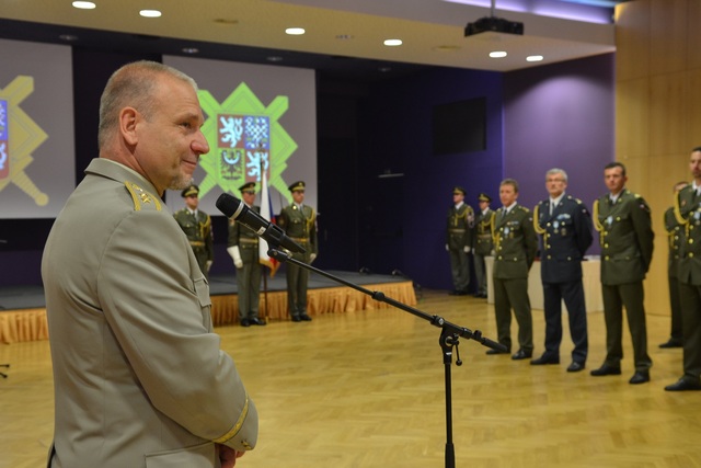Generálmajor Jiří Baloun oceňuje práci příslušníků Armády ČR
