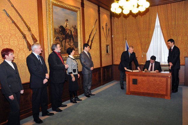 Podpis ministra obrany pod 6. doplněk ve Vojenském salonku MO ČR
