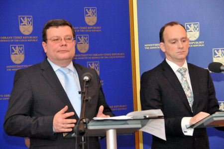 Ministr obrany Alexandr Vondra a generální sekretář MO Jan Vylita při tiskové konferenci