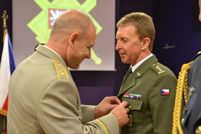 Vojáci přebírají z rukou generálmajora Jiřího Balouna medaile ministra obrany ČR Za službu v zahraničí