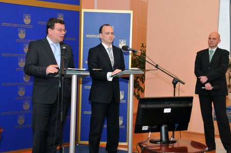 Z tiskové konference ministra obrany 1