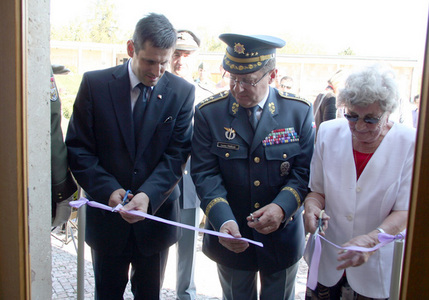 Slavnostním přestřižením stuhy byla výstava zahájena