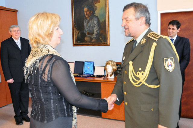 Bohuslava Kočvarová poděkovala za vyznamenání generálu Milanu Maximovi