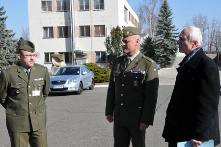 Zleva: major František Hamšík, který velí kosteleckému středisku, podplukovník Svatopluk Luska ze základny ve Štěpánově a ředitel odboru nepotřebného majetku MO Josef Lachman