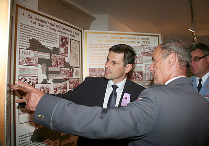 Plk. v. v. Oldřich Rampula a Michael Hrbata při prohlídce výstavy. Zcela vpravo: plk. Zdeněk Jakůbek, náčelník Vojenské kanceláře prezidenta republiky