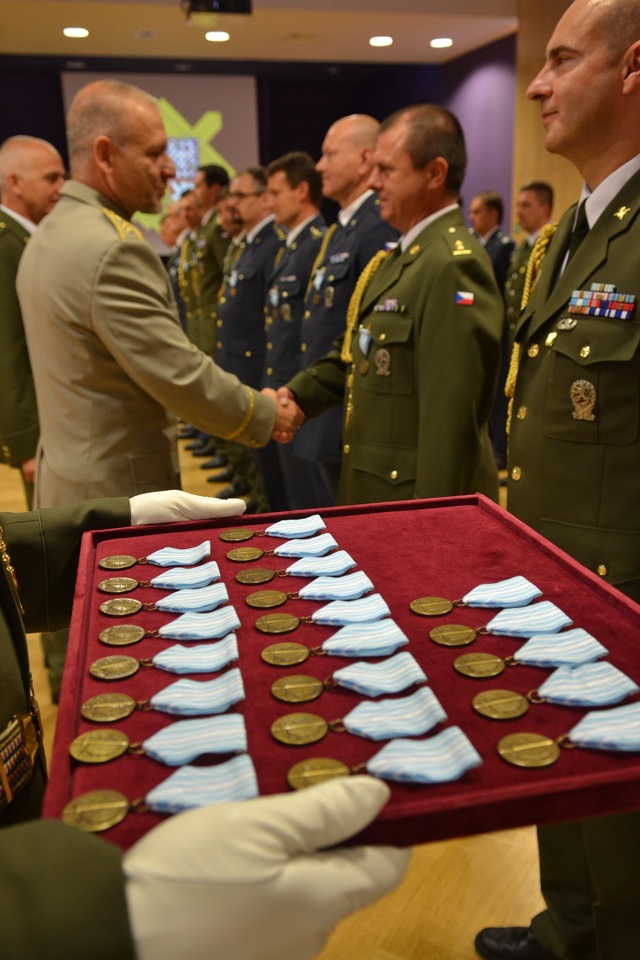 Vojáci přebírají z rukou generálmajora Jiřího Balouna medaile ministra obrany ČR Za službu v zahraničí
