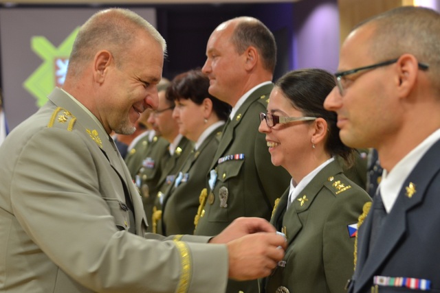 Vojáci přebírají z rukou generálmajora Jiřího Balouna medaile ministra obrany ČR Za službu v zahraničí