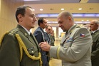 Vojáci přebírají z rukou generálmajora Jiřího Balouna medaile ministra obrany ČR Za službu v zahraničí