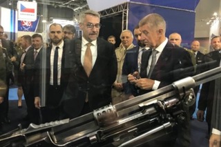 Ministr obrany Lubomír Metnar při prohlídce pavilonu P