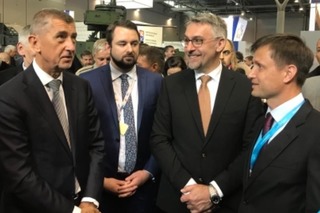 Premiér Andrej Babiš, pověřený náměstek sekce vyzbrojování a akvizic Filip Říha a ministr obrany Lubomír Metnar při prohlídce expozice