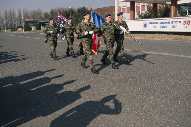 Přinesení státní vlajky ČR a bojového praporu 21. zTL