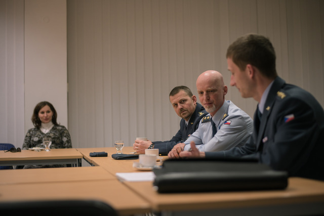 Podplukovník Míka (vlevo) a plukovník Rejman (uprostřed) seznamují zastupitele s hlavními úkoly základny v roce 2014