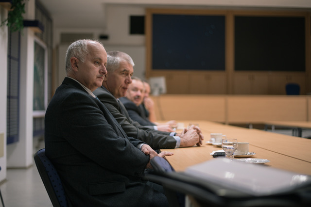 Z jednání vedení základny se zastupiteli měst a obcí, v popředí starosta města Poděbrady PhDr. Ladislav Lang, dále starosta Kutné Hory RNDr. Ivo Šanc, CSc. a starosta obce Nové Dvory pan Jiří Rajdl