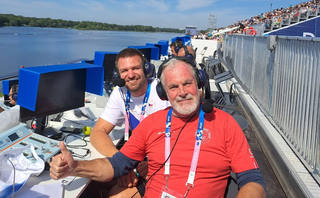 Ilustrační obrázek ke článkuPrvní olympiáda v roli experta. Synek si pařížské veslování užívá u monitoru se sluchátky na uších