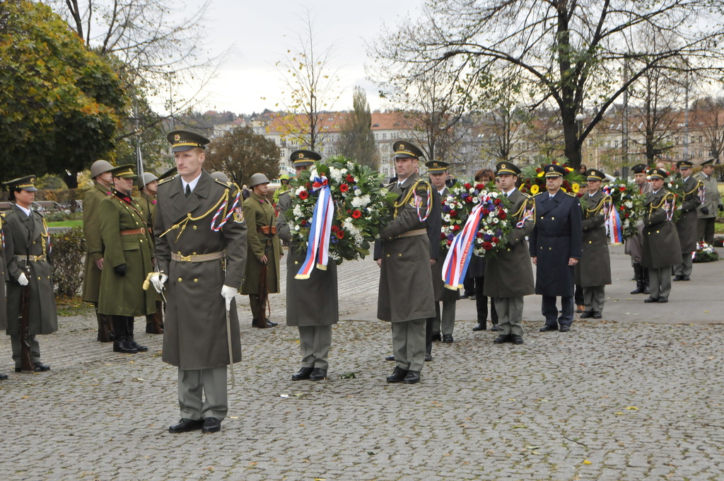 Delegace s věnci na náměstí Pod Emauzy v Praze 2