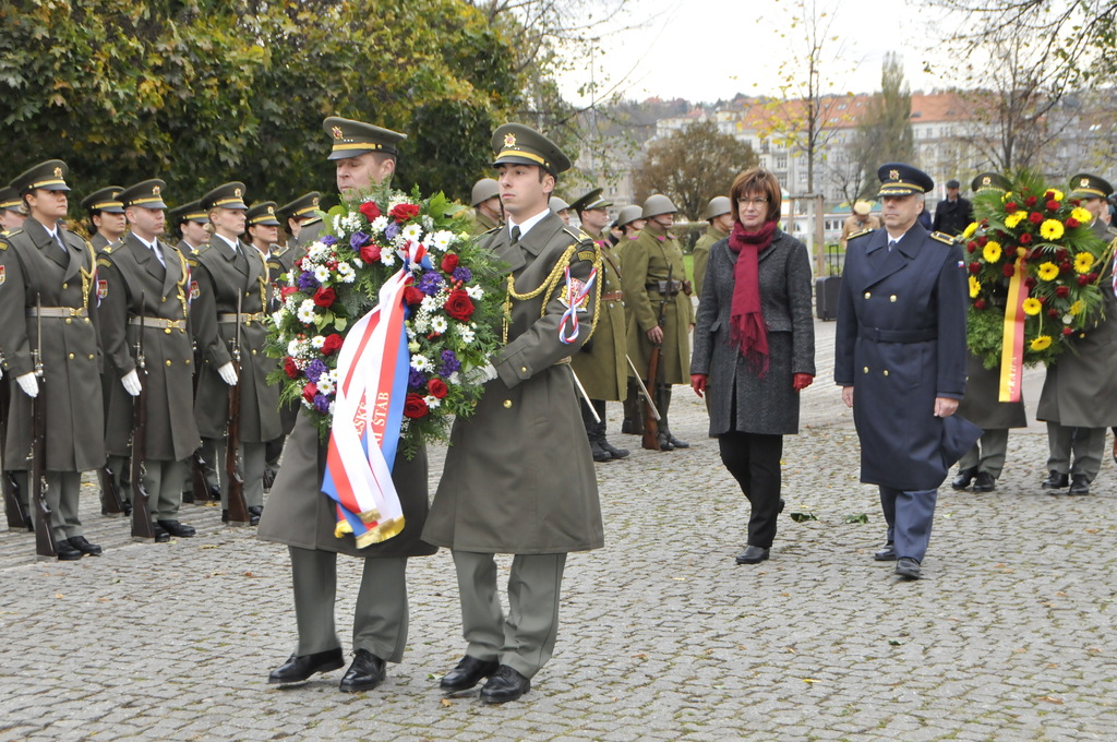Na položení věnce se připravuje náměstkyně ministra obrany Alena Netolická a zástupce velitele Vzdušných sil AČR brigádní generál Petr Hromek