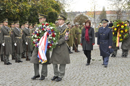 Na položení věnce se připravuje náměstkyně ministra obrany Alena Netolická a zástupce velitele Vzdušných sil AČR brigádní generál Petr Hromek