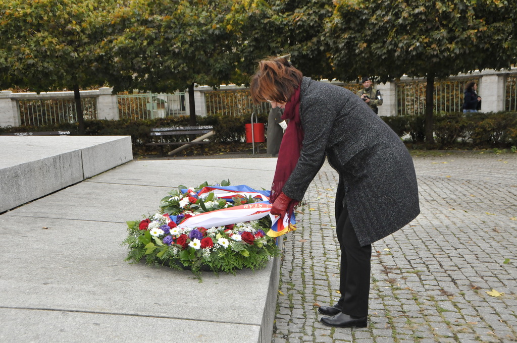 Náměskyně ministra obrany Alena Netolická upravuje stuhu na věnci