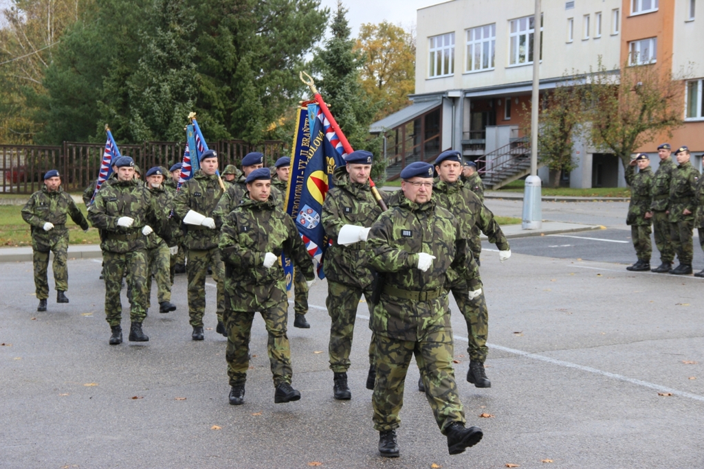 Slavnostní vojenský nástup v kasárnách V Lipkách byl zahájen přinesením bojových praporů