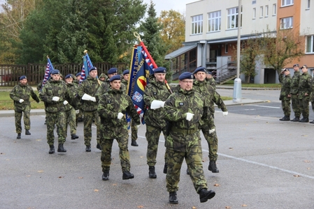 Slavnostní vojenský nástup v kasárnách V Lipkách byl zahájen přinesením bojových praporů