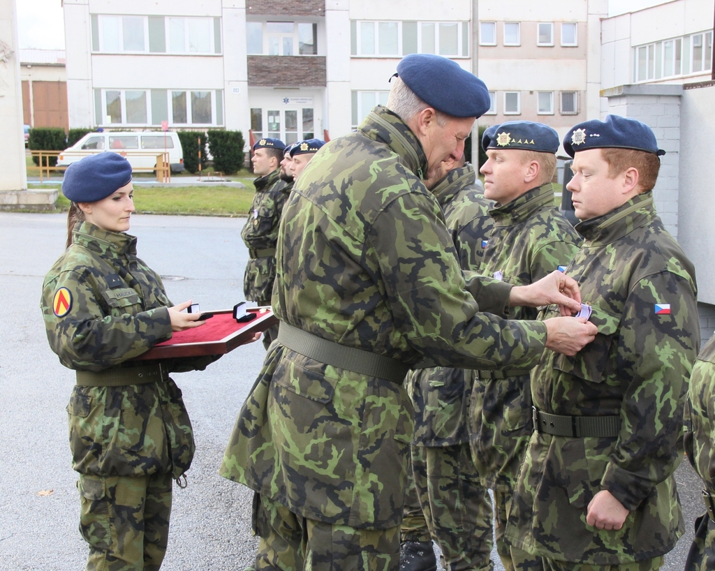 Vojáci během slavnostního nástupu převzali Medaile Za službu v ozbrojených silách ČR
