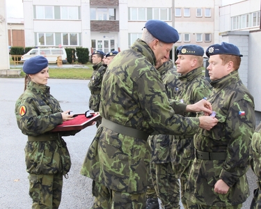 Vojáci během slavnostního nástupu převzali Medaile Za službu v ozbrojených silách ČR
