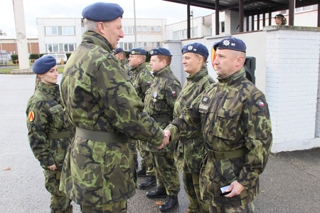 Zástupce velitele útvaru plukovník Jaroslav Daverný poblahopřál oceněným vojákům. 