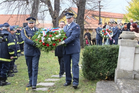 Součástí slavnostního shromáždění bylo kladení věnců a kytic k památníku. 