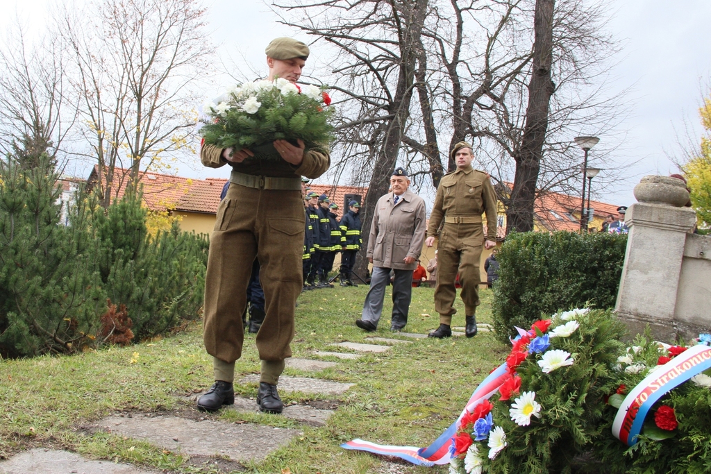 Kytici k pomníku položili také zástupci Československé obce legionářské. 