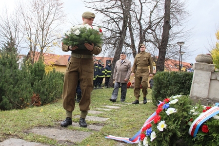 Kytici k pomníku položili také zástupci Československé obce legionářské. 