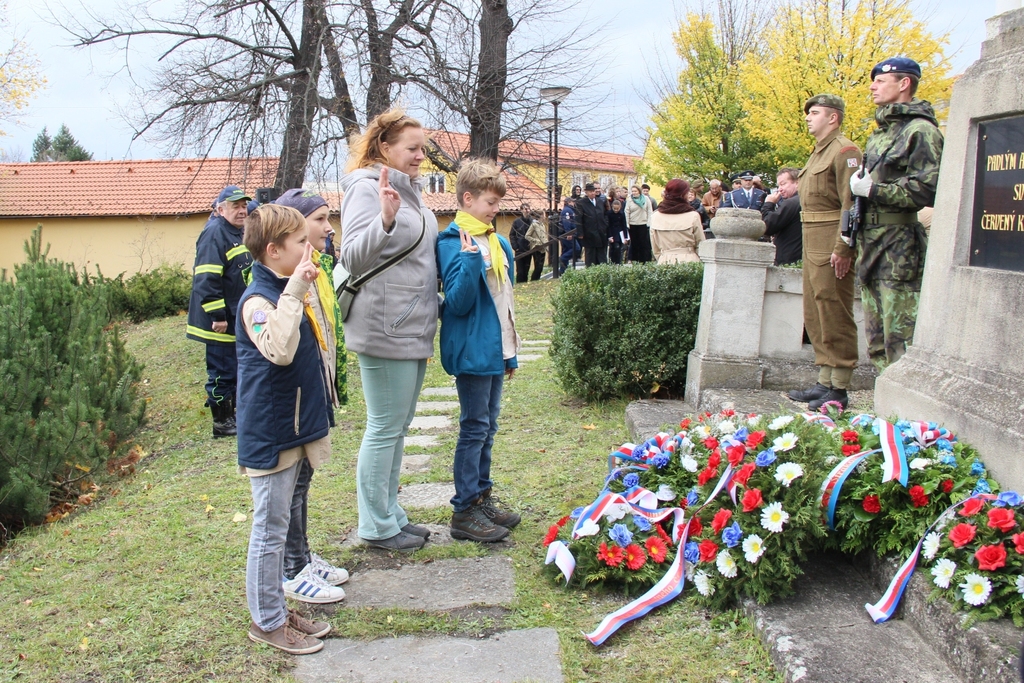 Pietního aktu se zúčastnili mladí skauti. 