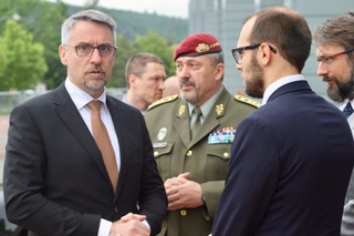 Ministr obrany Lubomír Metnar v rozhovoru s ředitelem odboru průmyslové spolupráce MO Tomášem Kopečným. Veletrhu se zúčastnil také náčelník Generálního štábu AČR armádní generál Aleš Opata (uprostřed) a náměstek ministra obrany Jakub Landovský (vpravo)