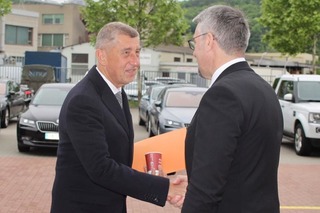 Ministr obrany Lubomír Metnar se zdraví s premiérem Andrejem Babišem
