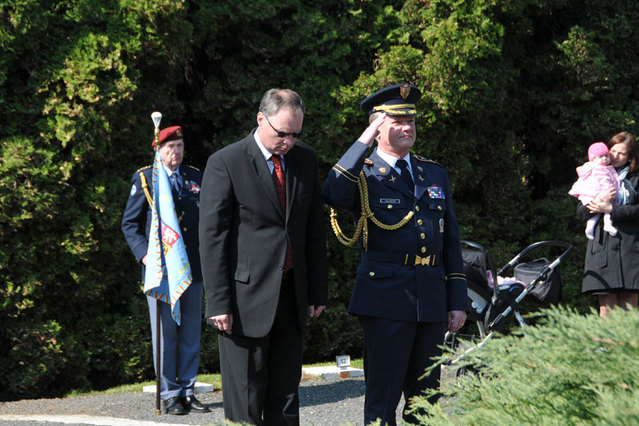 Věnec prezidenta republiky položili k památníku na čestném pohřebišti ďáblického hřbitova zástupci jeho kanceláří