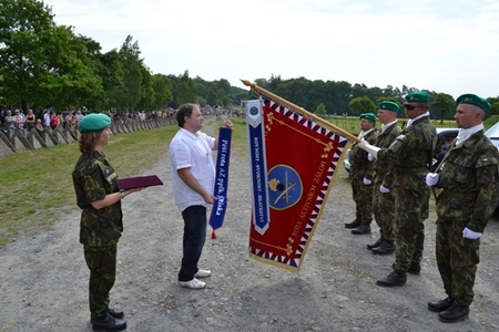 Dekorování praporu při udělení čestného názvu