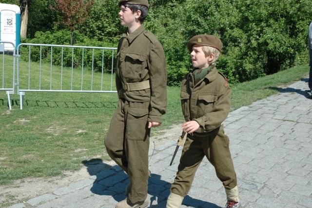 Děti v dobových oblecích