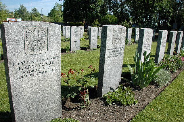 Hroby na čestném pohřebišti vojáků Britského společenství národů (Commonwealth).