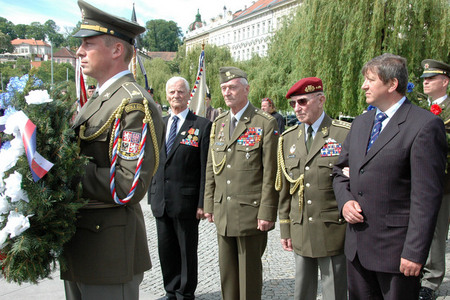 K památníku položili věnec i zástupci veteránských organizací