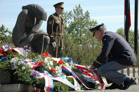 Vlastimil Picek u památníku bulharských vojáků