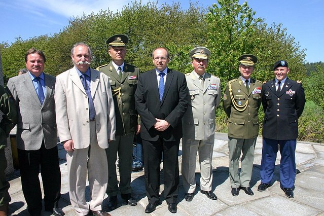 společné foto u památníku ( zleva starosta Milína Josef Nekl, ředitel Hornického muzea Josef Velfl, ZNGŠ AČR generálmajor Josef Bečvář, ministr zemědělství Ivan Fuksa, brigádní generál Miroslav Bálint, armádní generál Jiří Šedivý, vojenský atašé USA major Joseph Hess) 