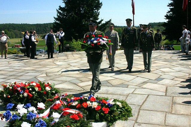 Generálmajor Josef Bečvář společně s armádním generálem Jiřím Šedivým a	brigádním generálem Miroslavem Bálintem pokládá věnec k památníku za AČR 