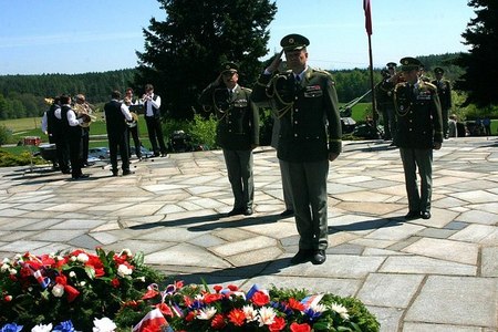 generálmajor Josef Bečvář společně s armádním generálem Jiřím Šedivým a	brigádním generálem Miroslavem Bálintem pokládá věnec k památníku za AČR 