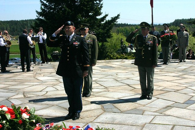 vojenský atašé USA major Joseph Hess vzdává úctu bojovníkům u Slivice 