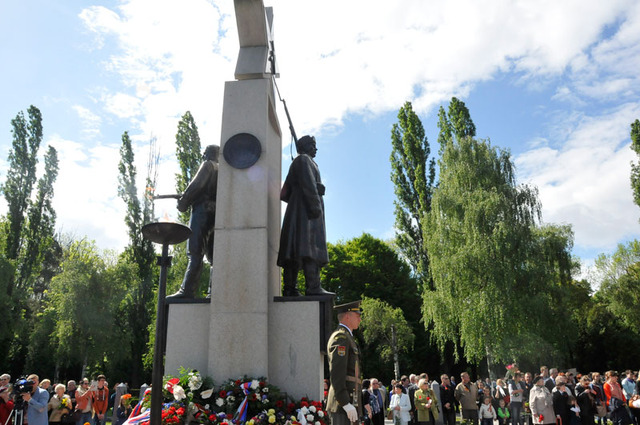 Čestné pohřebiště vojáků Rudé armády v Praze na Olšanech 9. května 2014