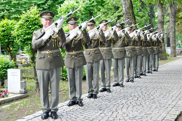 Minutu ticha za padlé protrhly jen tři salvy Čestné jednotky Armády České republiky